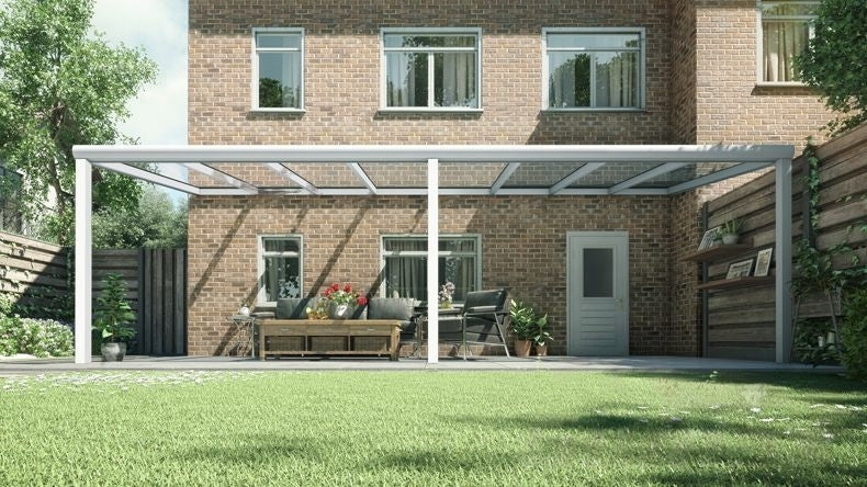 Vista Frontale di una Veranda moderna bianco 9016, dimensioni 8,06 x 2,5 metri con tetto in vetro trasparente. Pergola/Gazebo elegante e resistente alle intemperie, ideale per spazi esterni raffinati e confortevoli, offre protezione UV ed è facile da montare.