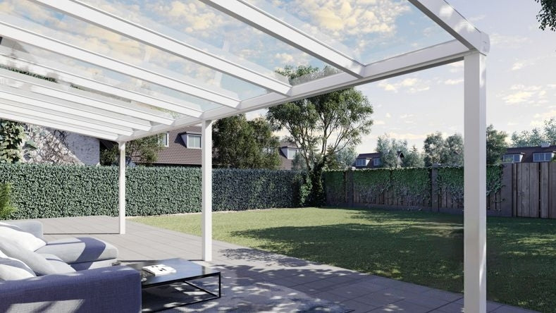 Vista Inferiore di una Veranda moderna bianco 9016, dimensioni 8,06 x 2,5 metri con tetto in vetro trasparente. Pergola/Gazebo elegante e resistente alle intemperie, ideale per spazi esterni raffinati e confortevoli, offre protezione UV ed è facile da montare.