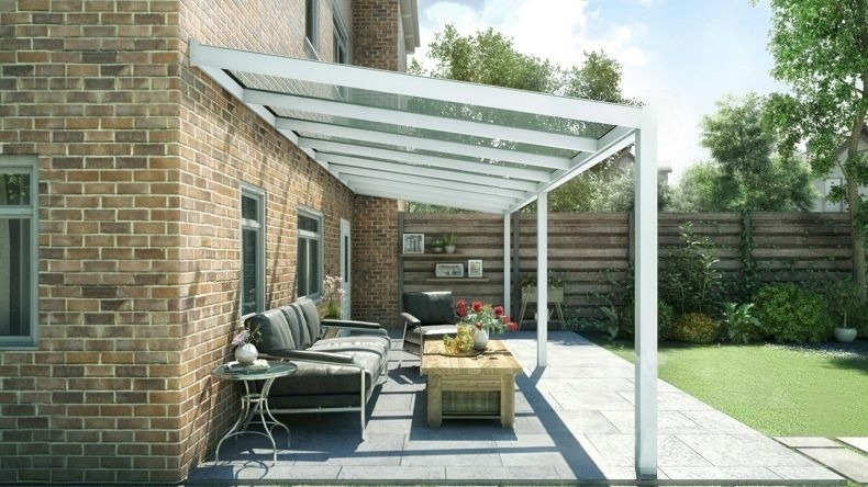 Vista laterale di una Veranda moderna bianco 9016, dimensioni 8,06 x 2,5 metri con tetto in vetro trasparente. Pergola/Gazebo elegante e resistente alle intemperie, ideale per spazi esterni raffinati e confortevoli, offre protezione UV ed è facile da montare.