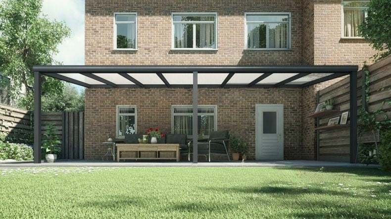 Vista Frontale di una Veranda moderna nero 9005, dimensioni 8,06 x 2,5 metri con tetto in policarbonato opale. Pergola/Gazebo elegante e resistente alle intemperie, ideale per spazi esterni raffinati e confortevoli, offre protezione UV ed è facile da montare.