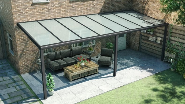 Vista dall'alto di una Veranda moderna nero 9005, dimensioni 8,06 x 2,5 metri con tetto in vetro opale. Pergola/Gazebo elegante e resistente alle intemperie, ideale per spazi esterni raffinati e confortevoli, offre protezione UV ed è facile da montare.