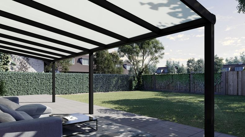 Vista Inferiore di una Veranda moderna nero 9005, dimensioni 8,06 x 2,5 metri con tetto in vetro opale. Pergola/Gazebo elegante e resistente alle intemperie, ideale per spazi esterni raffinati e confortevoli, offre protezione UV ed è facile da montare.