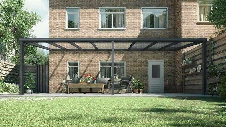 Vista dall'alto di una Veranda moderna nero 9005, dimensioni 9,06 x 2,5 metri con tetto in vetro trasparente. Pergola/Gazebo elegante e resistente alle intemperie, ideale per spazi esterni raffinati e confortevoli, offre protezione UV ed è facile da montare.