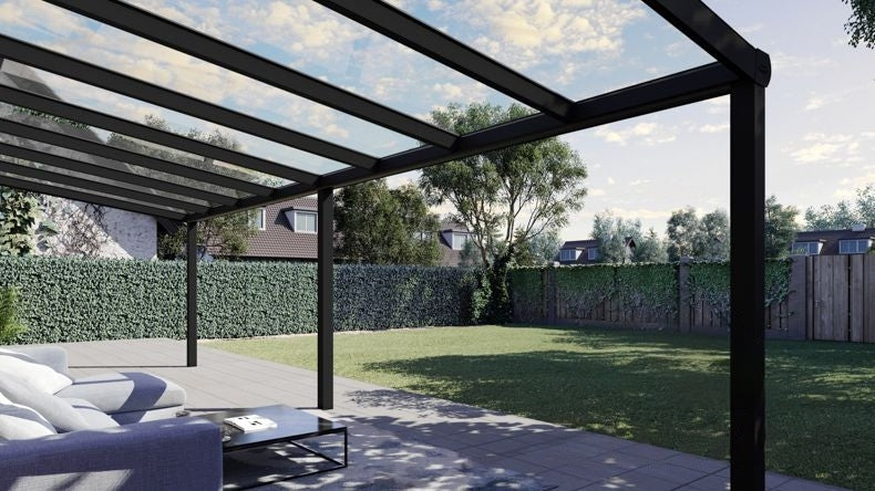 Vista tetto di una Veranda moderna nero 9005, dimensioni 9,06 x 2,5 metri con tetto in vetro trasparente. Pergola/Gazebo elegante e resistente alle intemperie, ideale per spazi esterni raffinati e confortevoli, offre protezione UV ed è facile da montare.