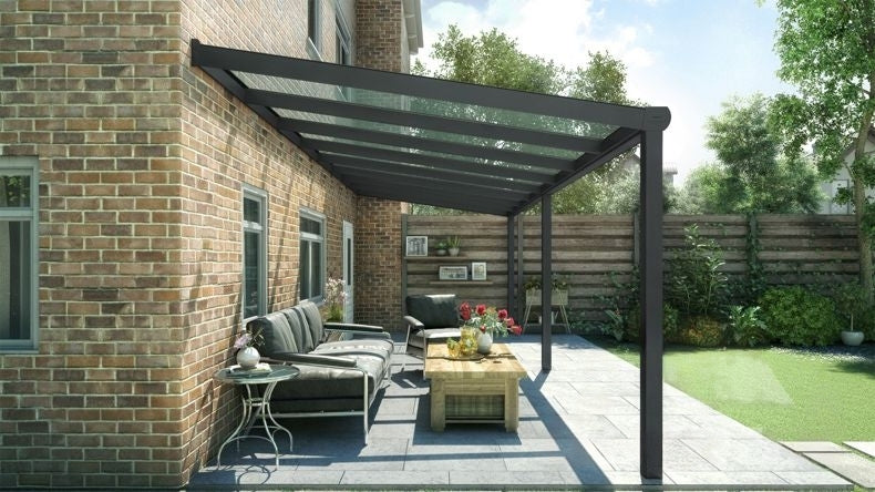 Vista Inferiore di una Veranda moderna nero 9005, dimensioni 9,06 x 2,5 metri con tetto in vetro trasparente. Pergola/Gazebo elegante e resistente alle intemperie, ideale per spazi esterni raffinati e confortevoli, offre protezione UV ed è facile da montare.