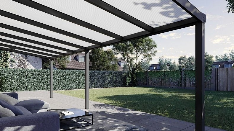 Vista Inferiore di una Veranda moderna antracite 7016, dimensioni 8,06 x 3,0 metri con tetto in policarbonato opale. Pergola/Gazebo elegante e resistente alle intemperie, ideale per spazi esterni raffinati e confortevoli, offre protezione UV ed è facile da montare.