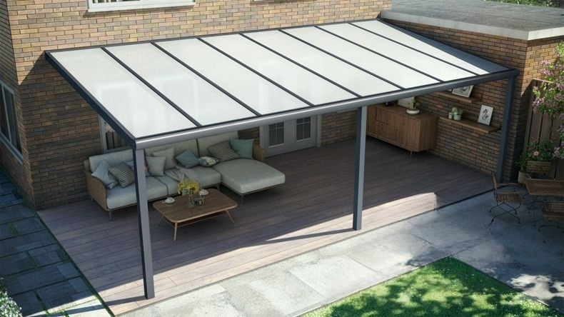 Vista dall'alto di una Veranda moderna antracite 7016, dimensioni 8,06 x 3,5 metri con tetto in policarbonato opale. Pergola/Gazebo elegante e resistente alle intemperie, ideale per spazi esterni raffinati e confortevoli, offre protezione UV ed è facile da montare.