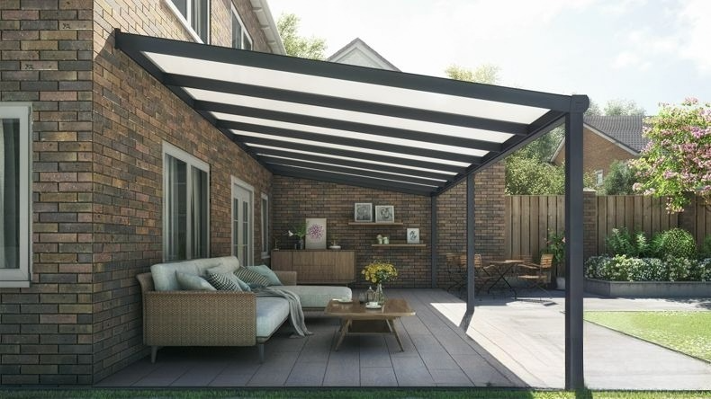 Vista laterale di una Veranda moderna antracite 7016, dimensioni 8,06 x 3,5 metri con tetto in policarbonato opale. Pergola/Gazebo elegante e resistente alle intemperie, ideale per spazi esterni raffinati e confortevoli, offre protezione UV ed è facile da montare.