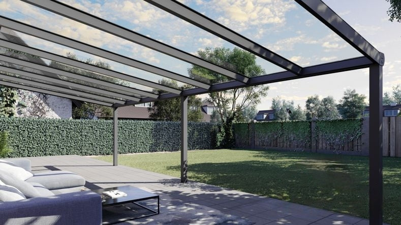 Vista Inferiore di una Veranda moderna antracite 7016, dimensioni 8,06 x 3,5 metri con tetto in vetro trasparente. Pergola/Gazebo elegante e resistente alle intemperie, ideale per spazi esterni raffinati e confortevoli, offre protezione UV ed è facile da montare.