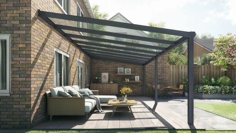 Vista laterale di una Veranda moderna antracite 7016, dimensioni 8,06 x 3,5 metri con tetto in vetro trasparente. Pergola/Gazebo elegante e resistente alle intemperie, ideale per spazi esterni raffinati e confortevoli, offre protezione UV ed è facile da montare.