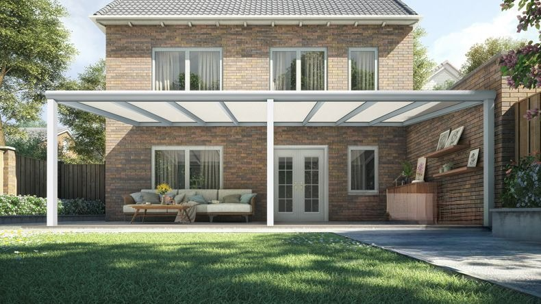 Vista Frontale di una Veranda moderna bianco 9016, dimensioni 8,06 x 3,5 metri con tetto in policarbonato opale. Pergola/Gazebo elegante e resistente alle intemperie, ideale per spazi esterni raffinati e confortevoli, offre protezione UV ed è facile da montare.