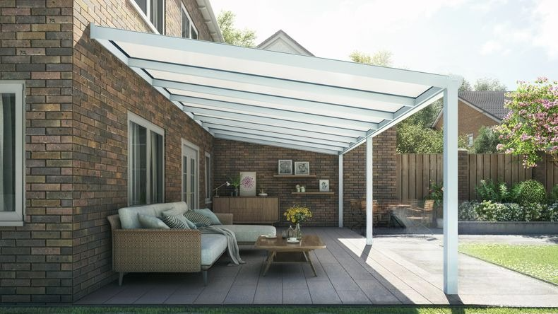 Vista laterale di una Veranda moderna bianco 9016, dimensioni 8,06 x 3,5 metri con tetto in policarbonato opale. Pergola/Gazebo elegante e resistente alle intemperie, ideale per spazi esterni raffinati e confortevoli, offre protezione UV ed è facile da montare.