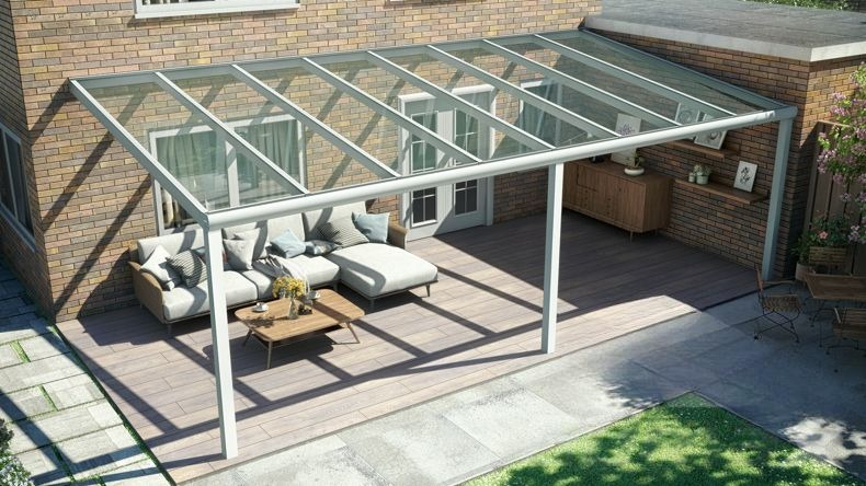 Vista dall'alto di una Veranda moderna bianco 9016, dimensioni 8,06 x 3,5 metri con tetto in vetro trasparente. Pergola/Gazebo elegante e resistente alle intemperie, ideale per spazi esterni raffinati e confortevoli, offre protezione UV ed è facile da montare.