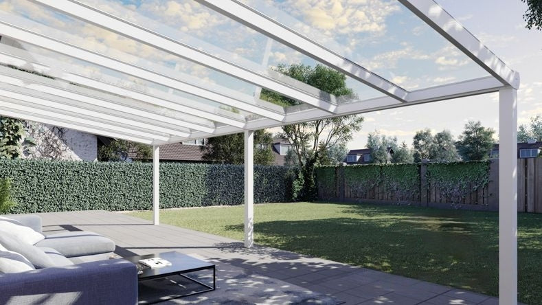 Vista Inferiore di una Veranda moderna bianco 9016, dimensioni 8,06 x 3,5 metri con tetto in vetro trasparente. Pergola/Gazebo elegante e resistente alle intemperie, ideale per spazi esterni raffinati e confortevoli, offre protezione UV ed è facile da montare.