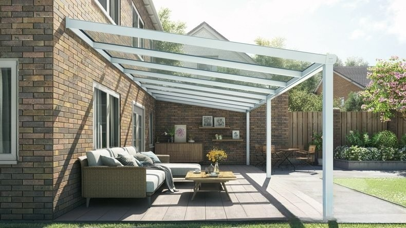 Vista laterale di una Veranda moderna bianco 9016, dimensioni 8,06 x 3,5 metri con tetto in vetro trasparente. Pergola/Gazebo elegante e resistente alle intemperie, ideale per spazi esterni raffinati e confortevoli, offre protezione UV ed è facile da montare.