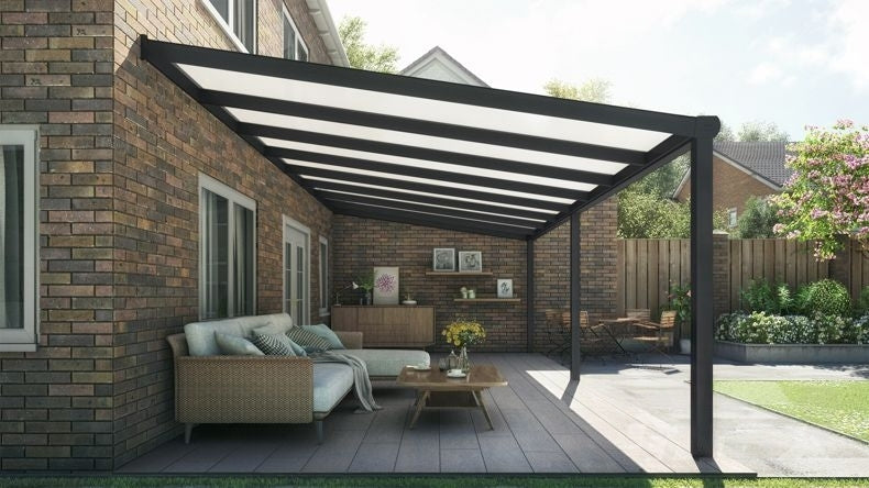 Vista laterale di una Veranda moderna nero 9005, dimensioni 8,06 x 3,5 metri con tetto in policarbonato opale. Pergola/Gazebo elegante e resistente alle intemperie, ideale per spazi esterni raffinati e confortevoli, offre protezione UV ed è facile da montare.