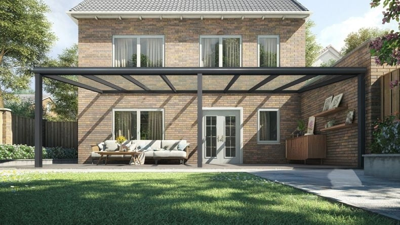 Vista Frontale di una Veranda moderna nero 9005, dimensioni 8,06 x 3,5 metri con tetto in vetro trasparente. Pergola/Gazebo elegante e resistente alle intemperie, ideale per spazi esterni raffinati e confortevoli, offre protezione UV ed è facile da montare.