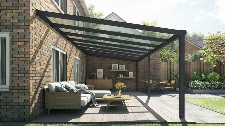 Vista laterale di una Veranda moderna nero 9005, dimensioni 8,06 x 3,5 metri con tetto in vetro trasparente. Pergola/Gazebo elegante e resistente alle intemperie, ideale per spazi esterni raffinati e confortevoli, offre protezione UV ed è facile da montare.