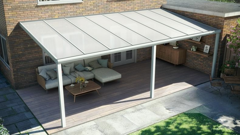 Vista dall'alto di una Veranda moderna bianco 9016, dimensioni 8,06 x 4,0 metri con tetto in policarbonato opale. Pergola/Gazebo elegante e resistente alle intemperie, ideale per spazi esterni raffinati e confortevoli, offre protezione UV ed è facile da montare.