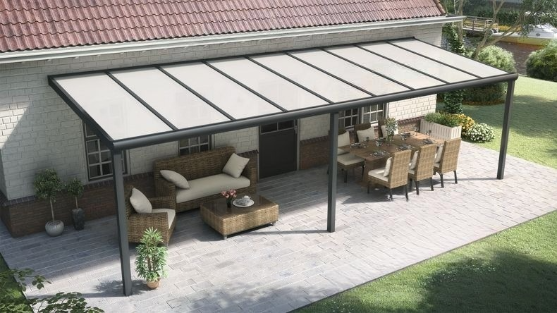 Vista dall'alto di una Veranda moderna antracite 7016, dimensioni 9,06 x 2,5 metri con tetto in policarbonato opale. Pergola/Gazebo elegante e resistente alle intemperie, ideale per spazi esterni raffinati e confortevoli, offre protezione UV ed è facile da montare.