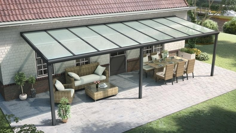 Vista dall'alto di una Veranda moderna antracite 7016, dimensioni 9,06 x 2,5 metri con tetto in vetro opale. Pergola/Gazebo elegante e resistente alle intemperie, ideale per spazi esterni raffinati e confortevoli, offre protezione UV ed è facile da montare.