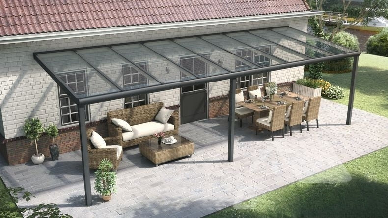 Vista dall'alto di una Veranda moderna antracite 7016, dimensioni 9,06 x 2,5 metri con tetto in vetro trasparente. Pergola/Gazebo elegante e resistente alle intemperie, ideale per spazi esterni raffinati e confortevoli, offre protezione UV ed è facile da montare.