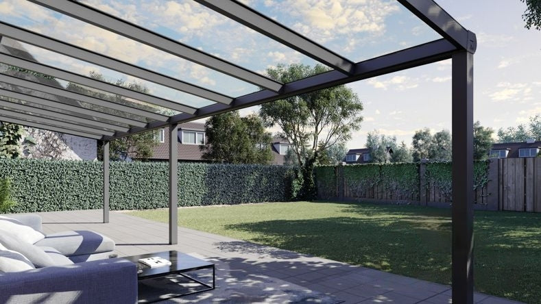 Vista Inferiore di una Veranda moderna antracite 7016, dimensioni 9,06 x 2,5 metri con tetto in vetro trasparente. Pergola/Gazebo elegante e resistente alle intemperie, ideale per spazi esterni raffinati e confortevoli, offre protezione UV ed è facile da montare.