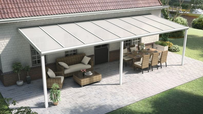 Vista dall'alto di una Veranda moderna bianco 9016, dimensioni 9,06 x 2,5 metri con tetto in policarbonato opale. Pergola/Gazebo elegante e resistente alle intemperie, ideale per spazi esterni raffinati e confortevoli, offre protezione UV ed è facile da montare.