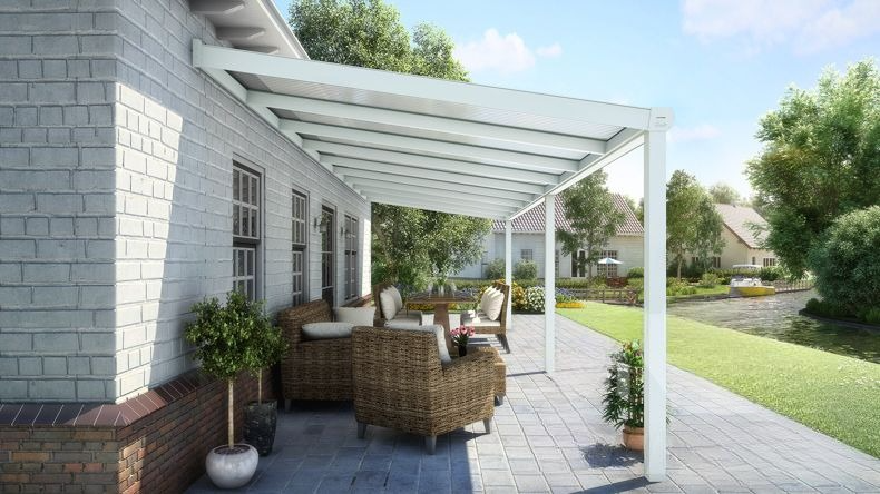 Vista Inferiore di una Veranda moderna bianco 9016, dimensioni 9,06 x 2,5 metri con tetto in policarbonato opale. Pergola/Gazebo elegante e resistente alle intemperie, ideale per spazi esterni raffinati e confortevoli, offre protezione UV ed è facile da montare.