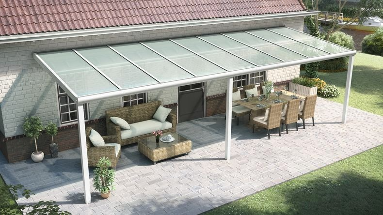 Vista dall'alto di una Veranda moderna bianco 9016, dimensioni 9,06 x 2,5 metri con tetto in vetro opale. Pergola/Gazebo elegante e resistente alle intemperie, ideale per spazi esterni raffinati e confortevoli, offre protezione UV ed è facile da montare.