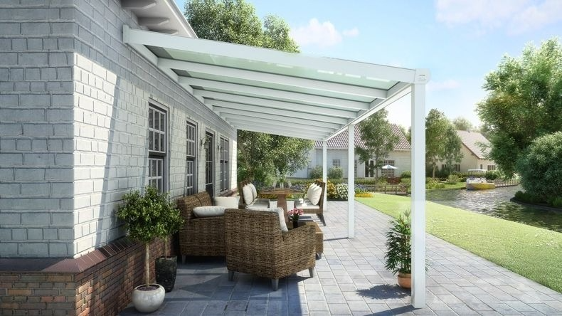 Vista laterale di una Veranda moderna bianco 9016, dimensioni 9,06 x 2,5 metri con tetto in vetro opale. Pergola/Gazebo elegante e resistente alle intemperie, ideale per spazi esterni raffinati e confortevoli, offre protezione UV ed è facile da montare.