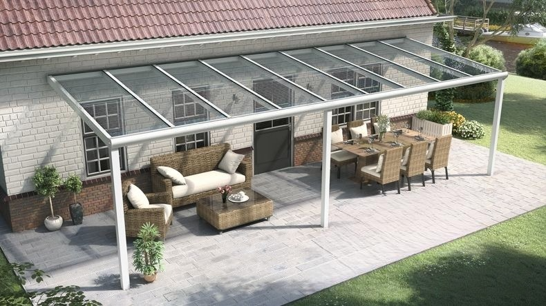 Vista dall'alto di una Veranda moderna bianco 9016, dimensioni 9,06 x 2,5 metri con tetto in vetro trasparente. Pergola/Gazebo elegante e resistente alle intemperie, ideale per spazi esterni raffinati e confortevoli, offre protezione UV ed è facile da montare.