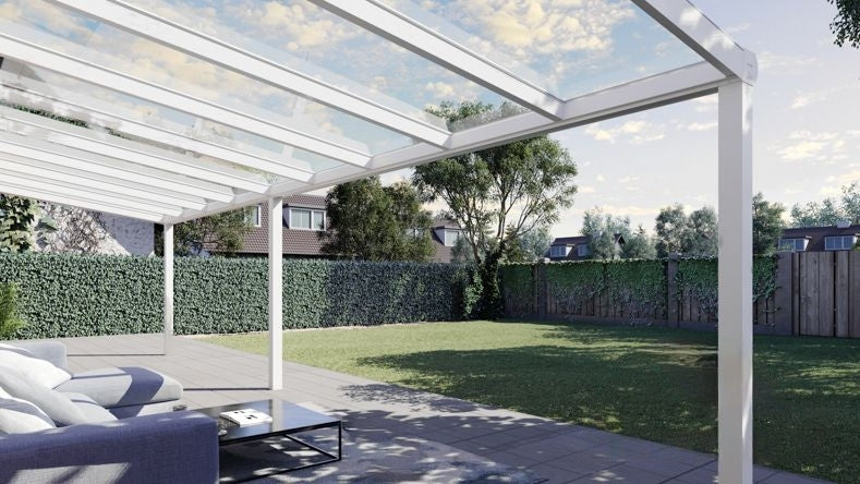 Vista Inferiore di una Veranda moderna bianco 9016, dimensioni 9,06 x 2,5 metri con tetto in vetro trasparente. Pergola/Gazebo elegante e resistente alle intemperie, ideale per spazi esterni raffinati e confortevoli, offre protezione UV ed è facile da montare.