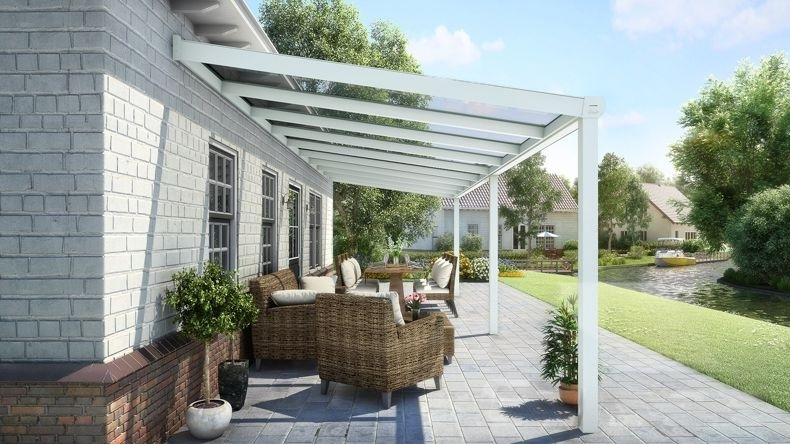 Vista laterale di una Veranda moderna bianco 9016, dimensioni 9,06 x 2,5 metri con tetto in vetro trasparente. Pergola/Gazebo elegante e resistente alle intemperie, ideale per spazi esterni raffinati e confortevoli, offre protezione UV ed è facile da montare.