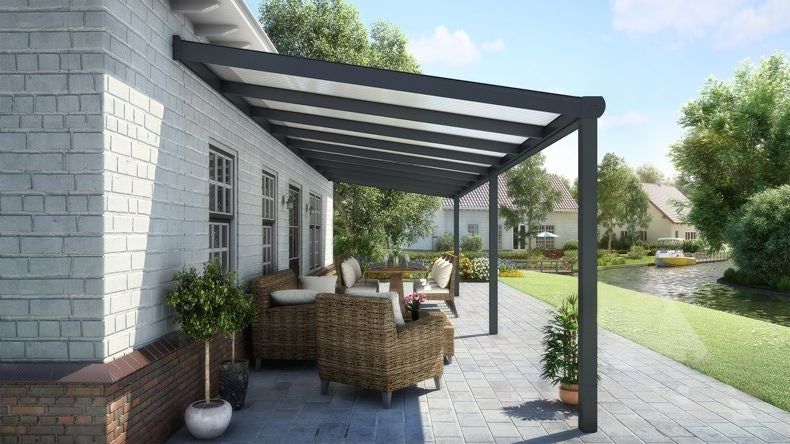 Vista laterale di una Veranda moderna nero 9005, dimensioni 9,06 x 2,5 metri con tetto in policarbonato opale. Pergola/Gazebo elegante e resistente alle intemperie, ideale per spazi esterni raffinati e confortevoli, offre protezione UV ed è facile da montare.