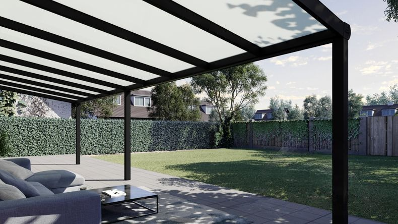 Vista Inferiore di una Veranda moderna nero 9005, dimensioni 9,06 x 2,5 metri con tetto in vetro opale. Pergola/Gazebo elegante e resistente alle intemperie, ideale per spazi esterni raffinati e confortevoli, offre protezione UV ed è facile da montare.