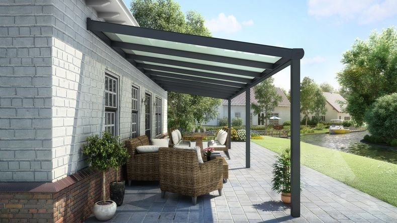 Vista laterale di una Veranda moderna nero 9005, dimensioni 9,06 x 2,5 metri con tetto in vetro opale. Pergola/Gazebo elegante e resistente alle intemperie, ideale per spazi esterni raffinati e confortevoli, offre protezione UV ed è facile da montare.