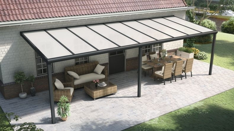 Vista dall'alto di una Veranda moderna nero 9005, dimensioni 9,06 x 3,0 metri con tetto in policarbonato opale. Pergola/Gazebo elegante e resistente alle intemperie, ideale per spazi esterni raffinati e confortevoli, offre protezione UV ed è facile da montare.