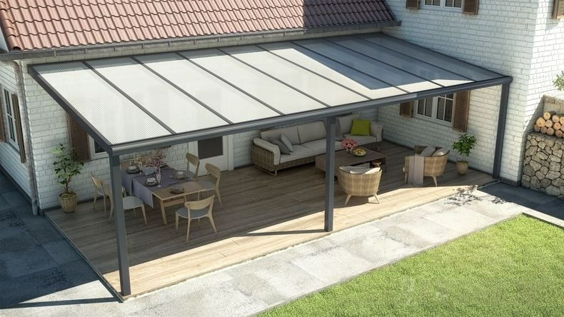 Vista dall'alto di una Veranda moderna antracite 7016, dimensioni 9,06 x 3,5 metri con tetto in policarbonato opale. Pergola/Gazebo elegante e resistente alle intemperie, ideale per spazi esterni raffinati e confortevoli, offre protezione UV ed è facile da montare.