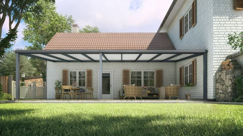 Vista Frontale di una Veranda moderna antracite 7016, dimensioni 9,06 x 3,5 metri con tetto in policarbonato opale. Pergola/Gazebo elegante e resistente alle intemperie, ideale per spazi esterni raffinati e confortevoli, offre protezione UV ed è facile da montare.