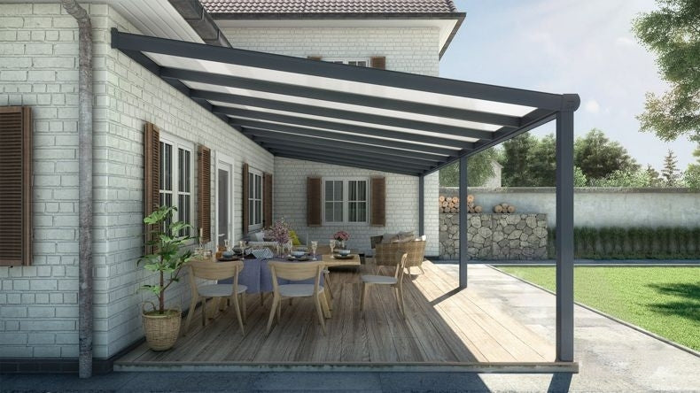 Vista laterale di una Veranda moderna antracite 7016, dimensioni 9,06 x 3,5 metri con tetto in policarbonato opale. Pergola/Gazebo elegante e resistente alle intemperie, ideale per spazi esterni raffinati e confortevoli, offre protezione UV ed è facile da montare.