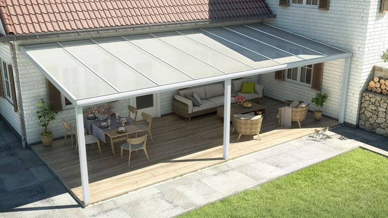 Vista dall'alto di una Veranda moderna bianco 9016, dimensioni 9,06 x 3,5 metri con tetto in policarbonato opale. Pergola/Gazebo elegante e resistente alle intemperie, ideale per spazi esterni raffinati e confortevoli, offre protezione UV ed è facile da montare.