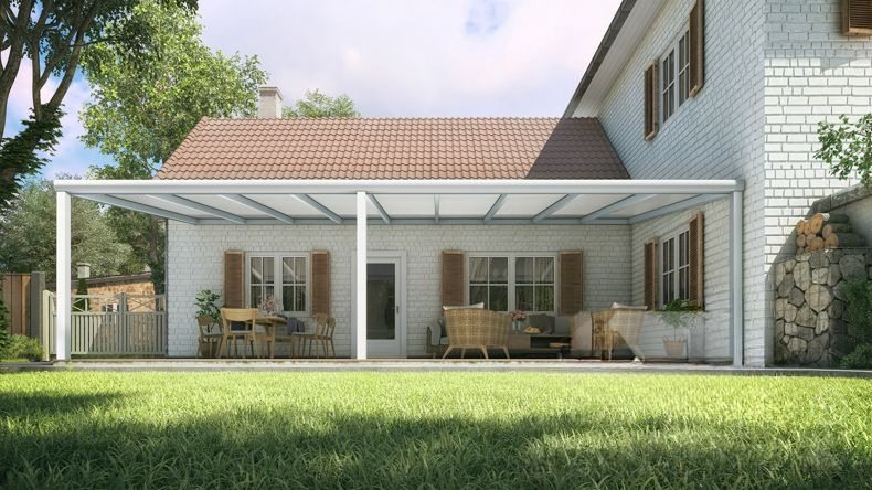 Vista Frontale di una Veranda moderna bianco 9016, dimensioni 9,06 x 3,5 metri con tetto in policarbonato opale. Pergola/Gazebo elegante e resistente alle intemperie, ideale per spazi esterni raffinati e confortevoli, offre protezione UV ed è facile da montare.