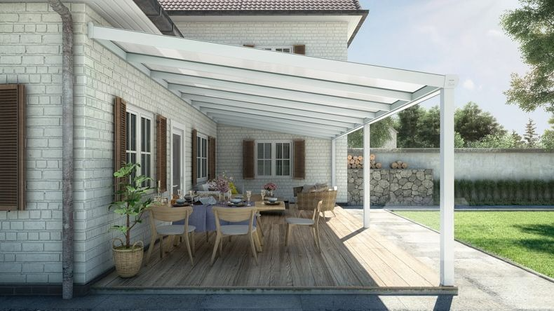 Vista laterale di una Veranda moderna bianco 9016, dimensioni 9,06 x 3,5 metri con tetto in policarbonato opale. Pergola/Gazebo elegante e resistente alle intemperie, ideale per spazi esterni raffinati e confortevoli, offre protezione UV ed è facile da montare.