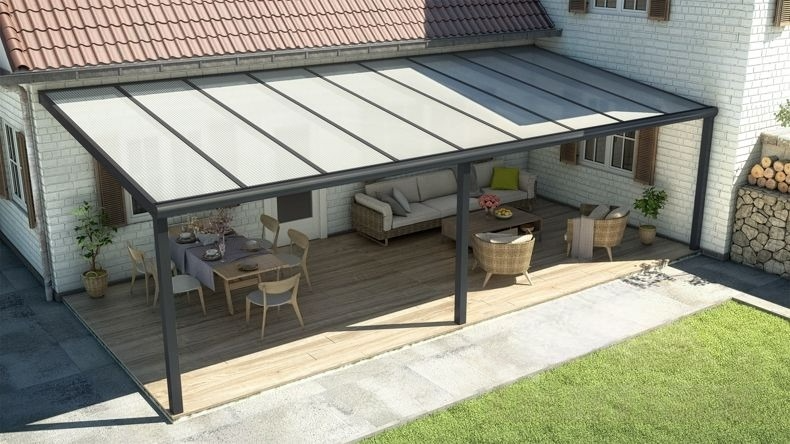 Vista dall'alto di una Veranda moderna nero 9005, dimensioni 9,06 x 3,5 metri con tetto in policarbonato opale. Pergola/Gazebo elegante e resistente alle intemperie, ideale per spazi esterni raffinati e confortevoli, offre protezione UV ed è facile da montare.