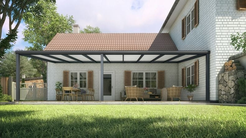 Vista Frontale di una Veranda moderna nero 9005, dimensioni 9,06 x 3,5 metri con tetto in policarbonato opale. Pergola/Gazebo elegante e resistente alle intemperie, ideale per spazi esterni raffinati e confortevoli, offre protezione UV ed è facile da montare.