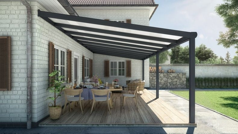 Vista laterale di una Veranda moderna nero 9005, dimensioni 9,06 x 3,5 metri con tetto in policarbonato opale. Pergola/Gazebo elegante e resistente alle intemperie, ideale per spazi esterni raffinati e confortevoli, offre protezione UV ed è facile da montare.