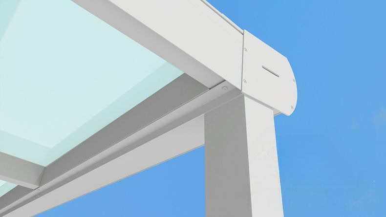 Vista tetto di una Veranda moderna bianco 9016, dimensioni 4,06 x 4,0 metri con tetto in vetro opale. Pergola/Gazebo elegante e resistente alle intemperie, ideale per spazi esterni raffinati e confortevoli, offre protezione UV ed è facile da montare.