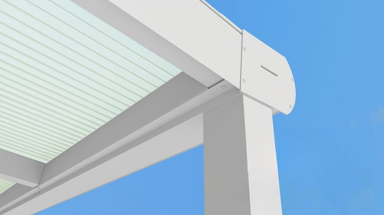 Vista tetto di una Veranda moderna bianco 9016, dimensioni 10,06 x 2,5 metri con tetto in policarbonato opale. Pergola/Gazebo elegante e resistente alle intemperie, ideale per spazi esterni raffinati e confortevoli, offre protezione UV ed è facile da montare.