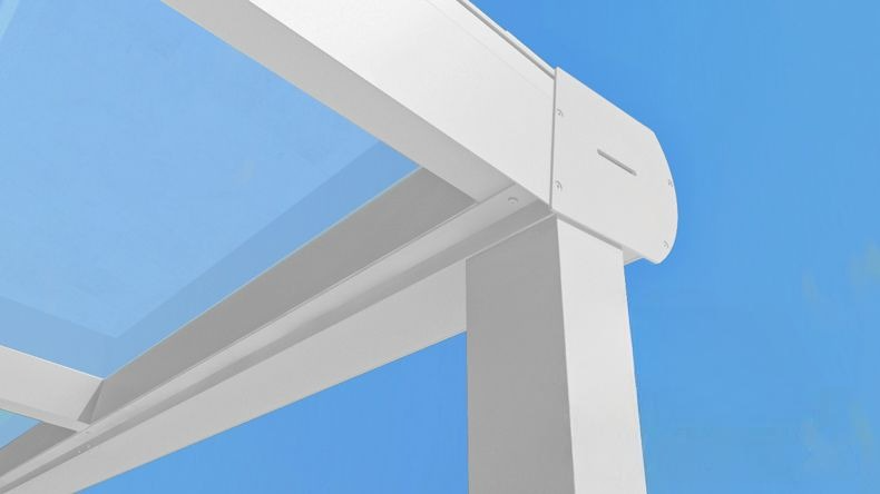 Vista tetto di una Veranda moderna bianco 9016, dimensioni 10,06 x 2,5 metri con tetto in vetro trasparente. Pergola/Gazebo elegante e resistente alle intemperie, ideale per spazi esterni raffinati e confortevoli, offre protezione UV ed è facile da montare.